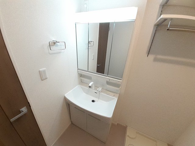 洗面設備　明るい洗面所です