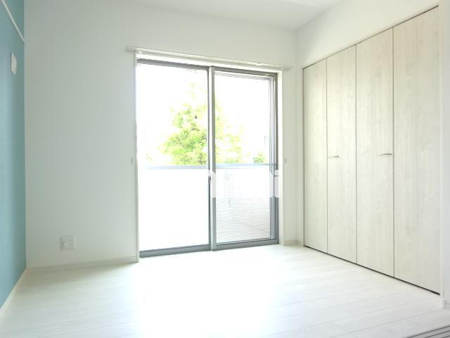 居室・リビング　３．５帖の洋間