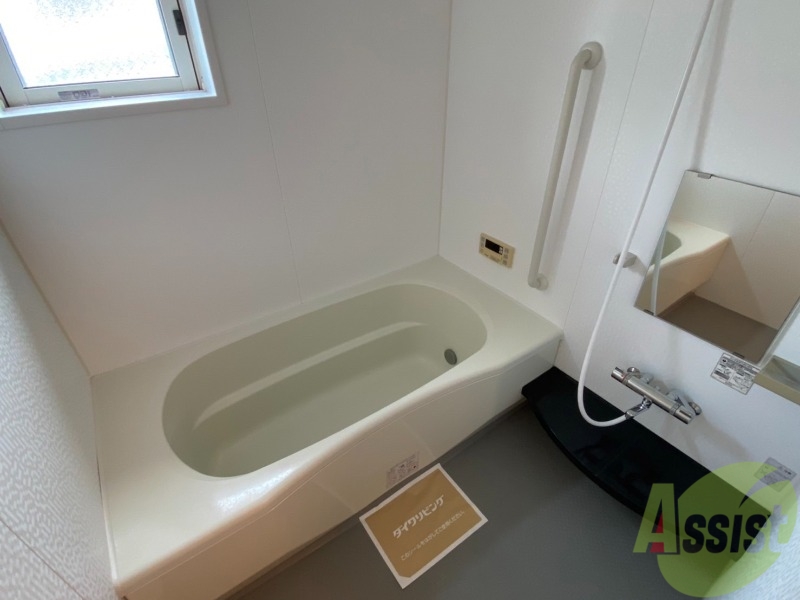 バス・シャワールーム　浴槽も広く、棚もありストレス無く使用出来そうですね。
