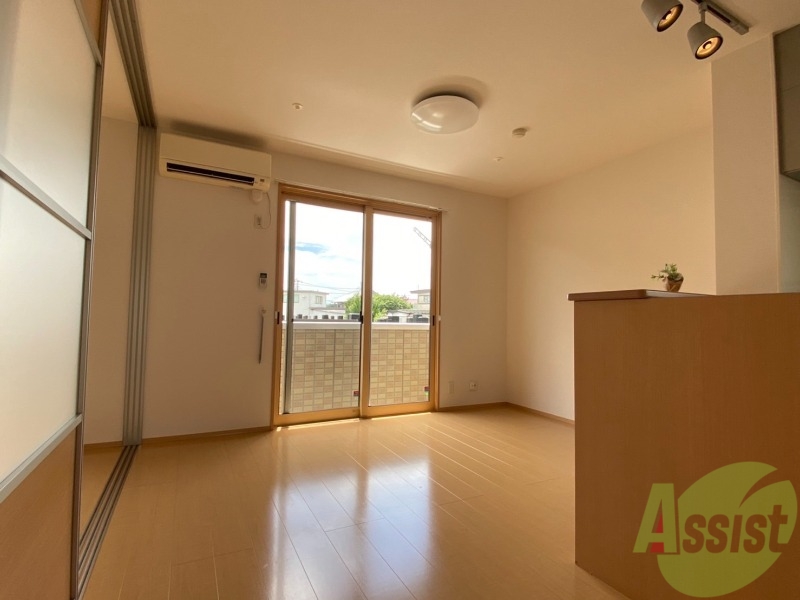 居室・リビング　陽当たりが良く、広々として過ごしやすそうです。