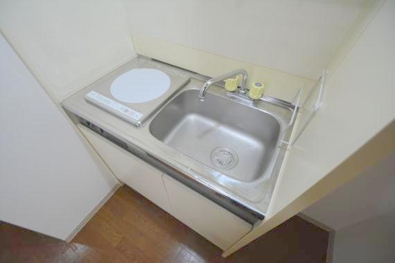 キッチン　お掃除しやすいＩＨクッキングヒーターです。