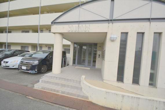 エントランス　オシャレなエントランスは安心のオートロック付きです。