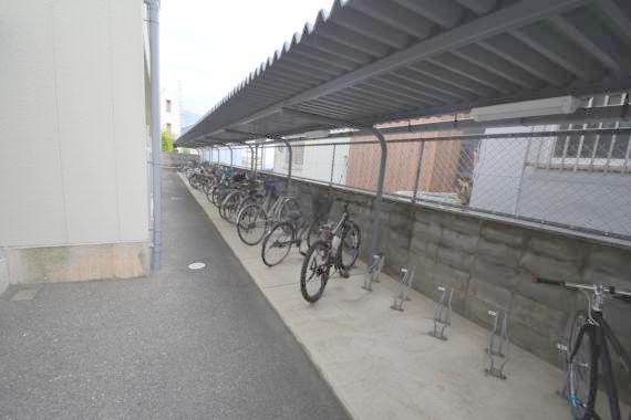 駐車場　あなたの大事な自転車も安心してとめることができますね。