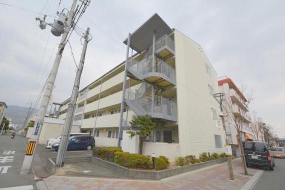 建物外観　落ち着いた色合いの綺麗なマンションです。