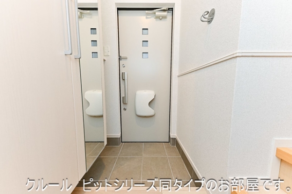 玄関　※参考写真　同建築メーカー施工の同間取完成他物件のものです。