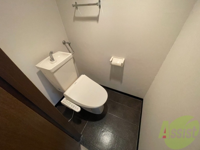 トイレ　ウォシュレット機能がついたトイレです。安心して使用できます。