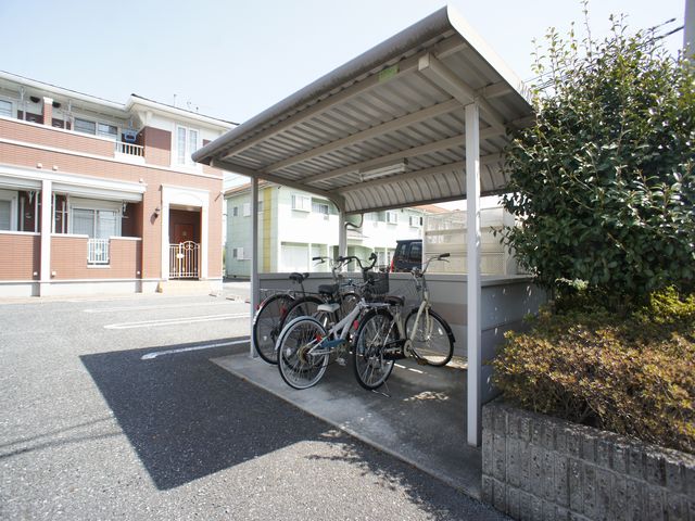 その他共有部分　屋根付きの駐輪場があります♪