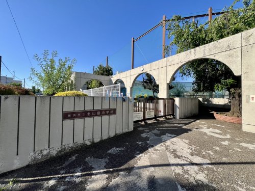 小学校　横浜市立北山田小学校（小学校）まで984m