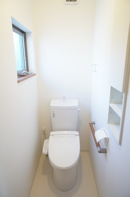 トイレ　トイレは快適な温水洗浄便座付き