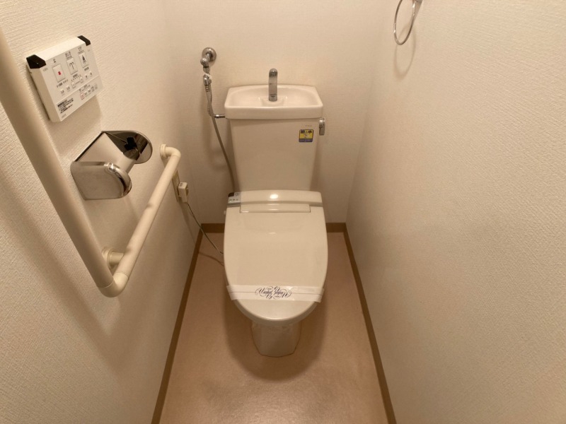 トイレ　ウォシュレット機能がついたトイレ。安心して使用できますね。