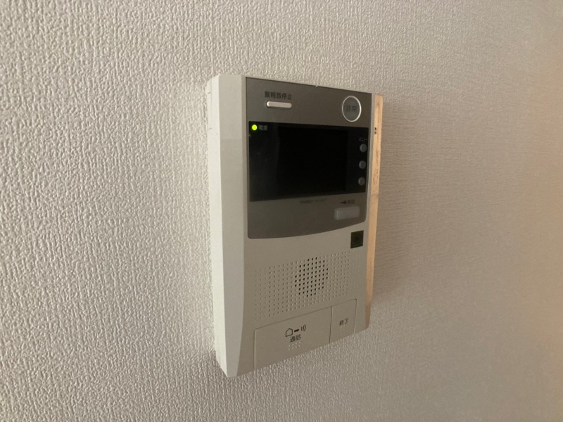 セキュリティ　モニター付インターホンです。来客者の顔が見えるので安心！