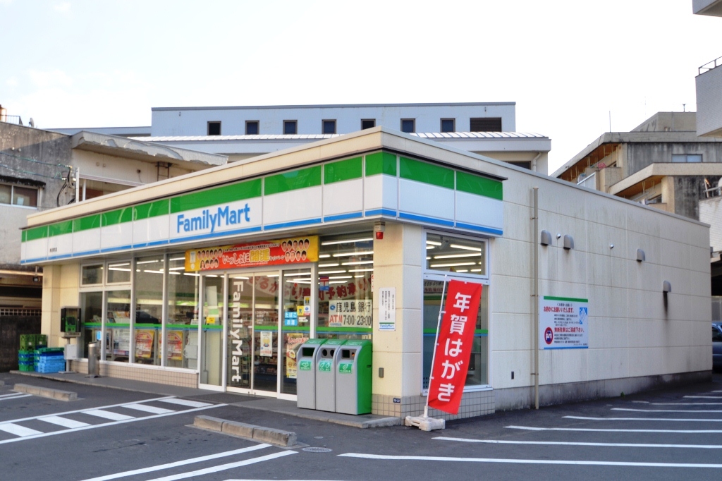 コンビニ　ファミリーマート長田町店（コンビニ）まで885m