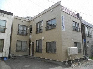 札幌市西区二十四軒三条のアパートの建物外観