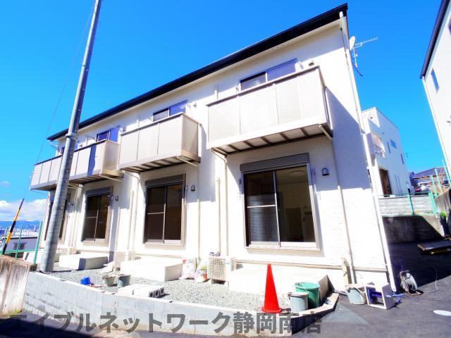 【静岡市駿河区小鹿のアパートの建物外観】