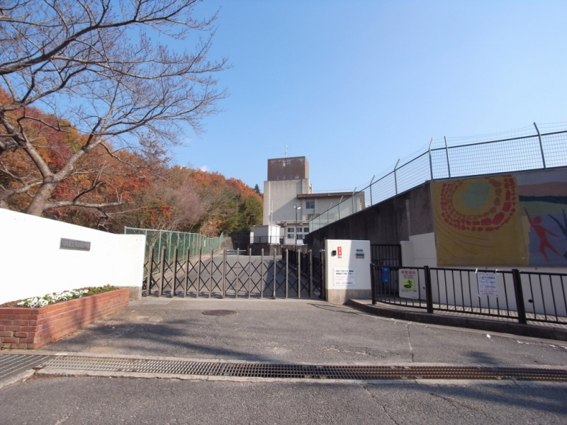 【吉永ビル鼓が滝駅前の小学校】