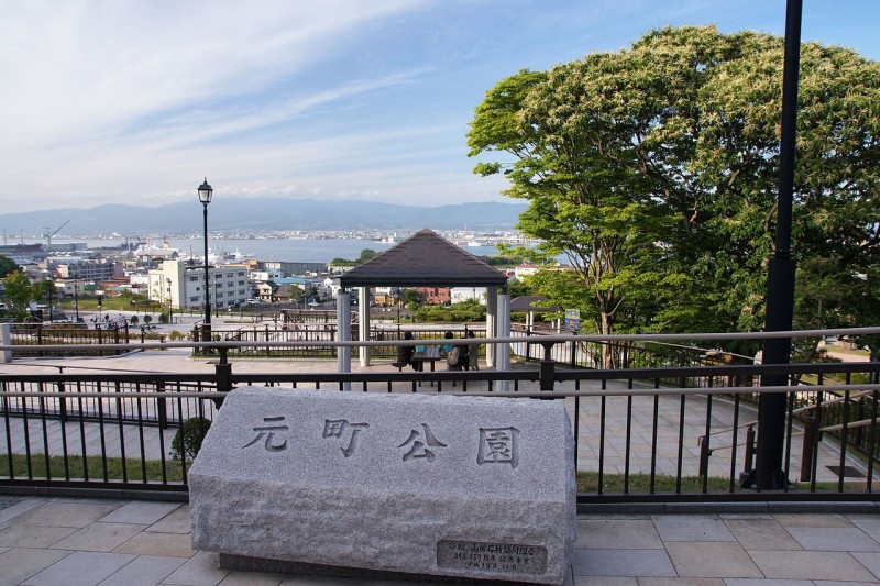 【函館市弁天町のマンションの公園】