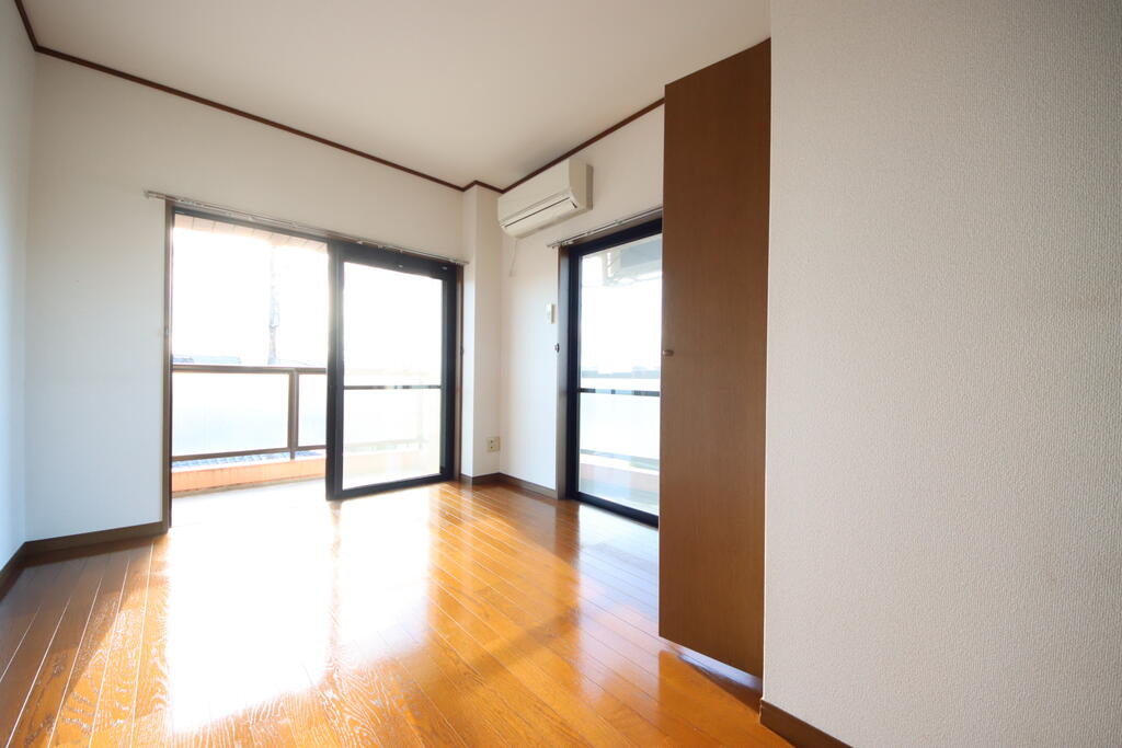 居室・リビング　２面から光が入ります。明るい部屋