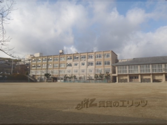 【京都市西京区御陵塚ノ越町のアパートの小学校】