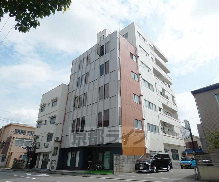 京都市南区上鳥羽南唐戸町のマンションの建物外観