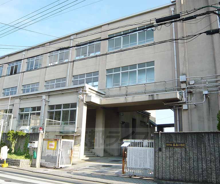 【京都市伏見区深草南蓮池町のマンションの小学校】