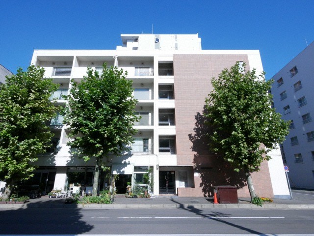 札幌市中央区北四条西のマンションの建物外観