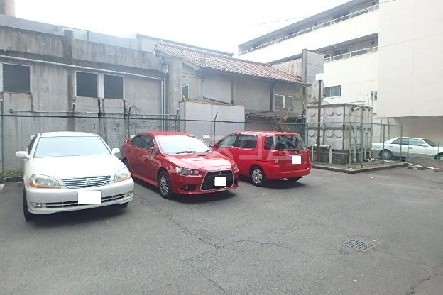 【名古屋市千種区古出来のマンションの駐車場】