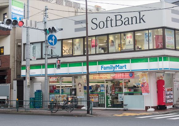 コンビニ　ファミリーマート目白駅前店（コンビニ）まで118m