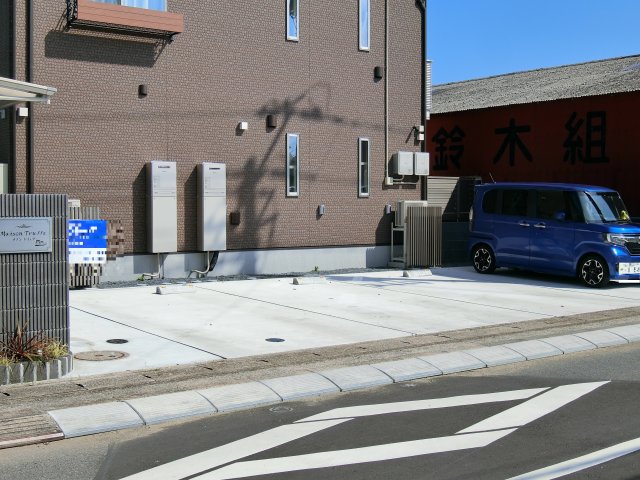 【茂原市中の島町のアパートの駐車場】