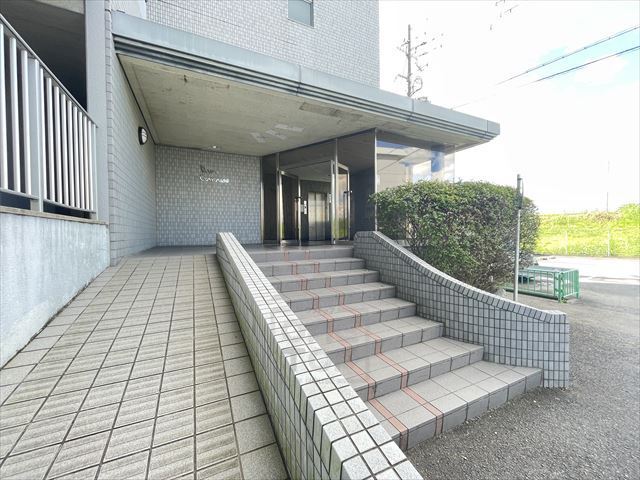 【茨木市畑田町のマンションのエントランス】