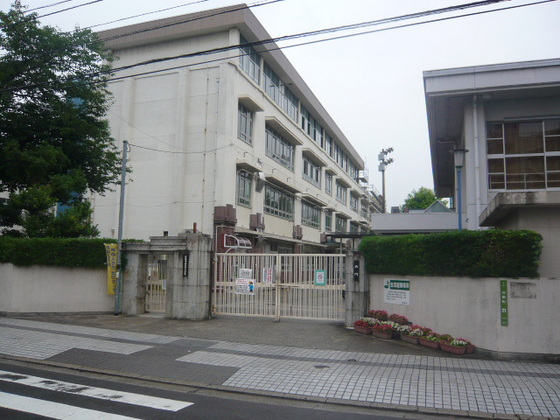 【広島市東区山根町のマンションの小学校】