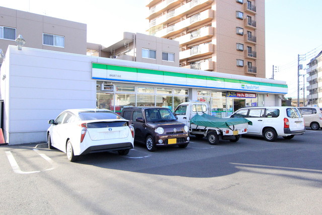コンビニ　ファミリーマート　枝松四丁目店（コンビニ）まで30m