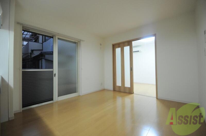 居室・リビング　ゆとりのある広さが魅力のリビング。開放的な気分になります。