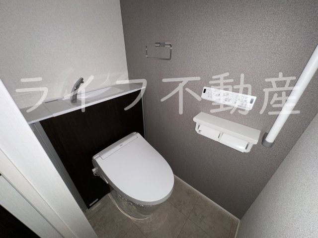 トイレ　落ち着いた色調のトイレです