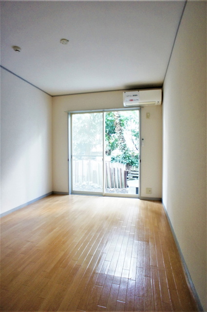 居室・リビング　採光性の良い大きな窓で明るい室内です☆