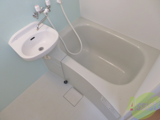 バス・シャワールーム　バスルームは狭すぎず、シャワーも浴びやすそうです。