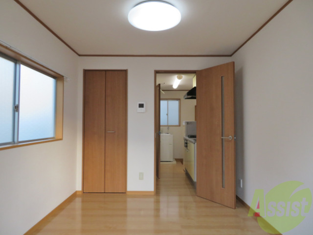 居室・リビング　６帖の洋室です。広々として、きれいですね。