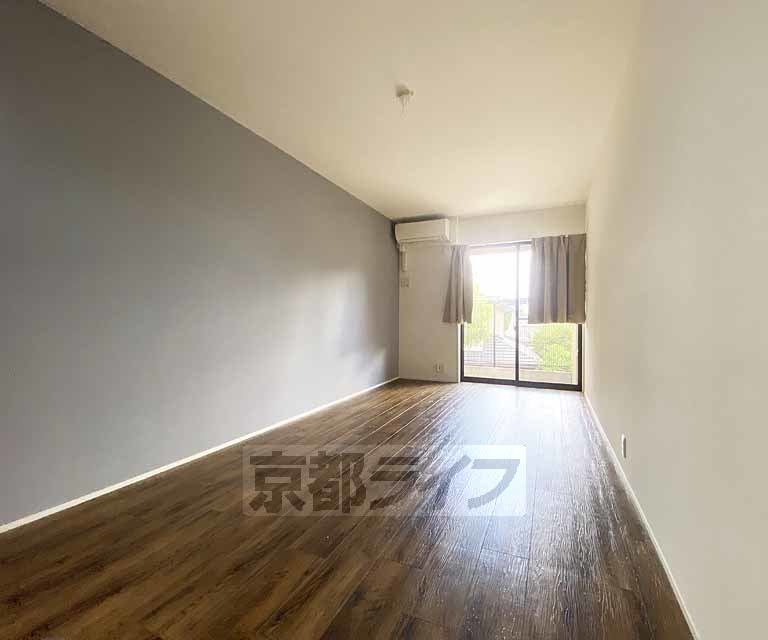 居室・リビング　奥行きの広いリビングです。