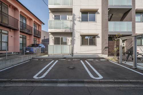 建物外観　駐車場