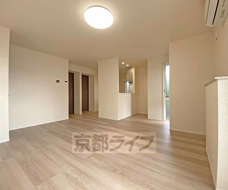 居室・リビング　コンビニ・ドラッグストアが徒歩２分、スーパー徒歩３分の...