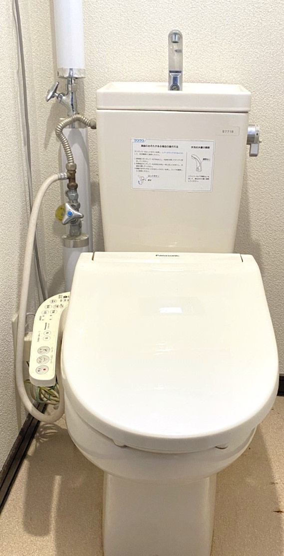 ＪＲ石勝線 新夕張駅 バス乗車時間：35分 最寄りバス停で下車 徒歩2分 2階建 築54年のトイレ写真