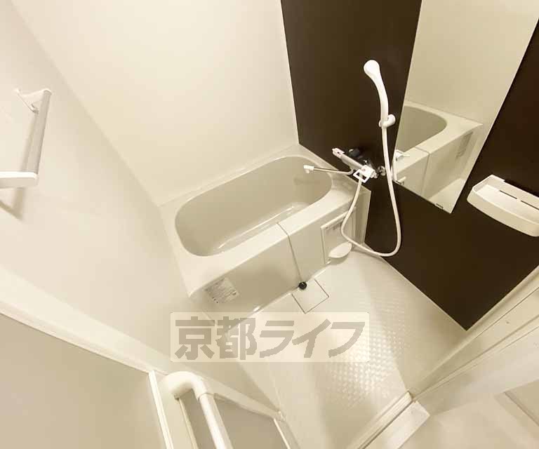 バス・シャワールーム　鏡のある便利なお風呂