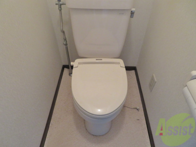 トイレ　コンパクトサイズのトイレです。問題なくお使いいただけます