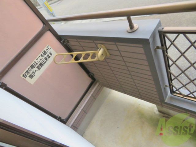 バルコニー　ちょっとしたバルコニーになります。陽もよく当たります。