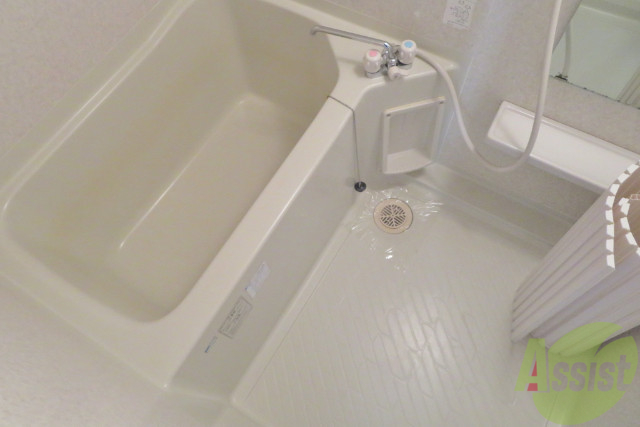 バス・シャワールーム　お風呂はゆったり入ってられるサイズ感がイイですね。