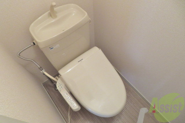 トイレ　お手洗いは温水洗浄付き。これは個人的に外せません。