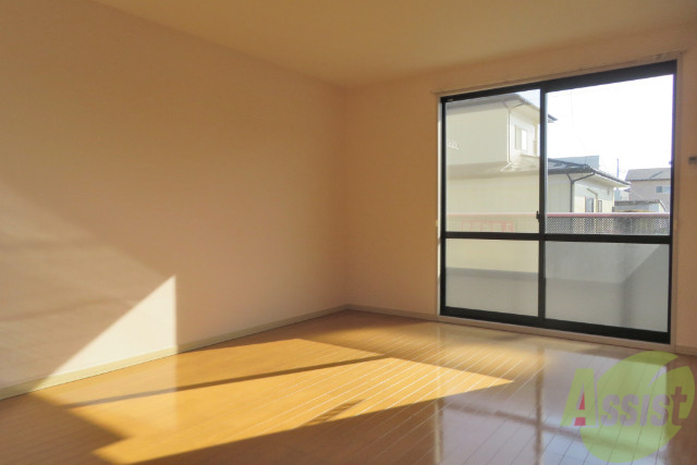 居室・リビング　日当たりも良く気持ちの良いお部屋。フローリングもキレイ。