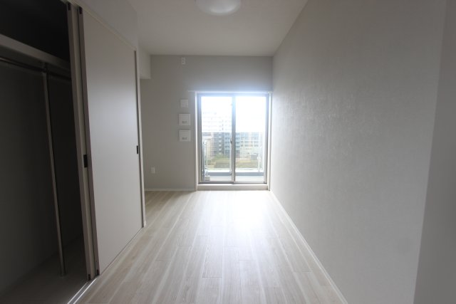 居室・リビング　同物件、別号室のものです。