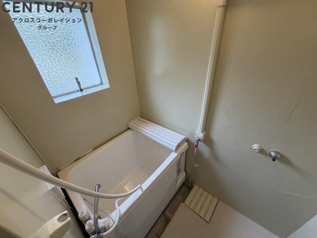 バス・シャワールーム　浴室内に窓があり換気楽々♪