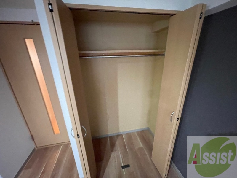 収納　収納にはハンガーをかけて服もしまえますね。