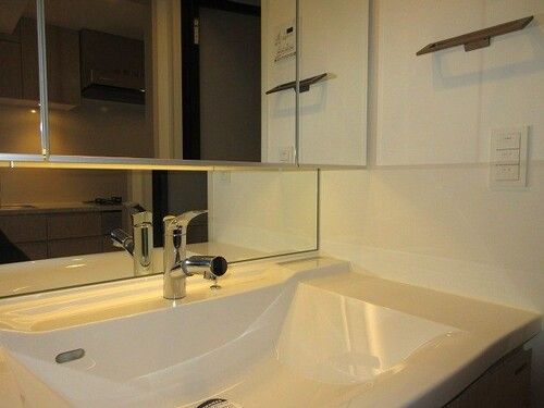 洗面設備　ゆったりとスペースのある洗面所